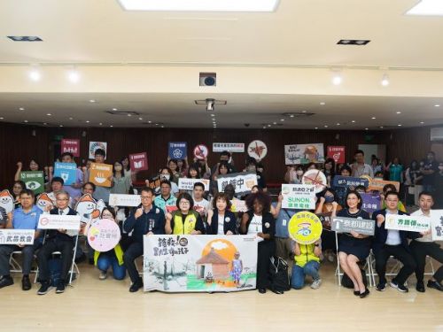 高市社會局攜手展望會響應世界難民日，連15年辦飢餓體驗，賦能扭蛋機首登場，互動理解難民兒童處境